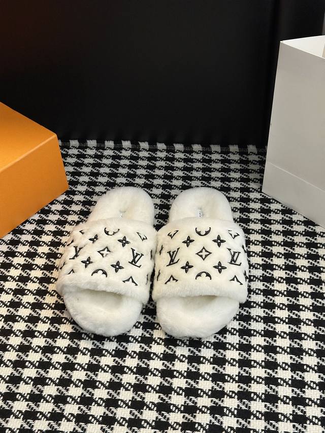 Furry slippers Super comfortable LV fur slippers are simple, casual and fashiona