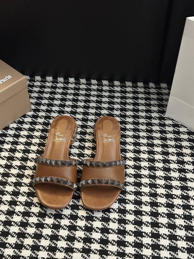 Riveted small square heel sandals are full of details! A must-have for fashioni
