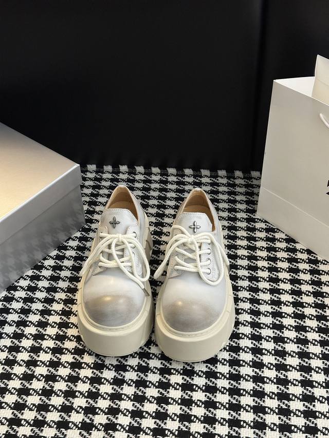 Smfk's new platform shoes create a comfortable and sophisticated classic. Made