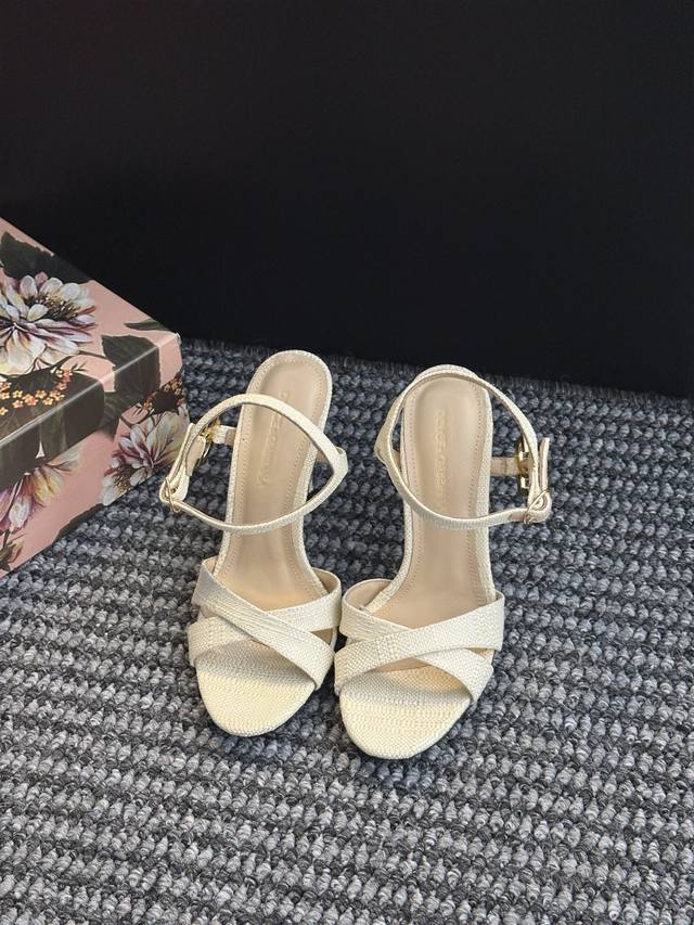 Original development of high-heeled sandals & the collision of classic and moder
