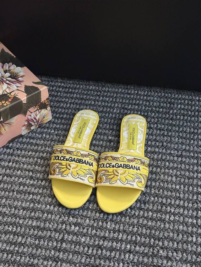 Summer fashion shoes Lgog celebrity-style slippers The collision of classic and