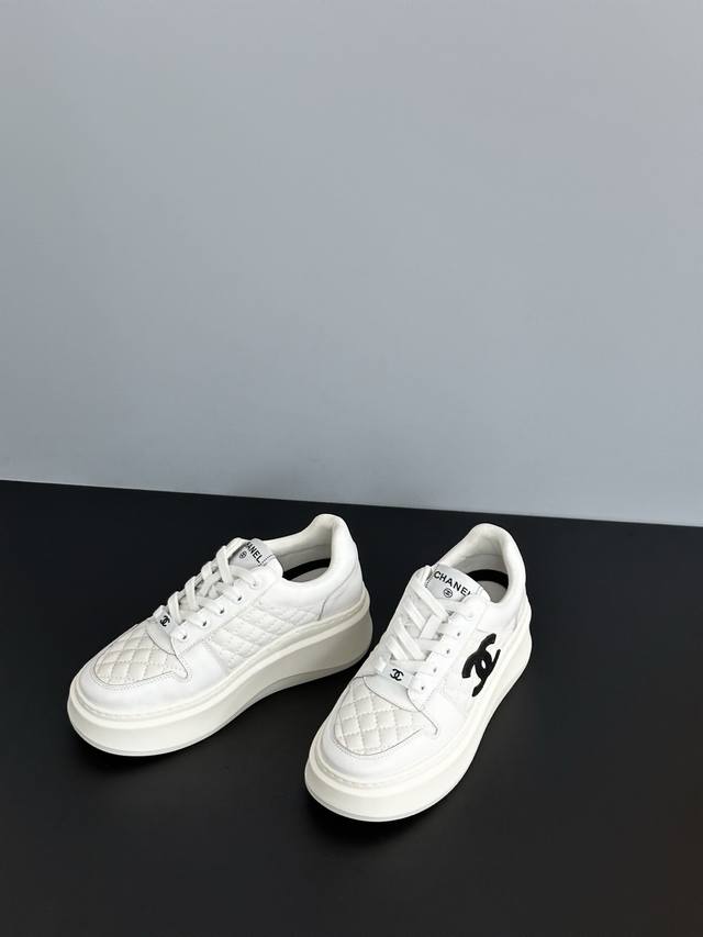 Thick-soled white sneakers are packed with details! A highly recommended style o