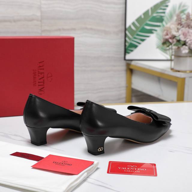 The highest version Valentino 25Ss women's shoes, the new bow mid-heel shoes hav