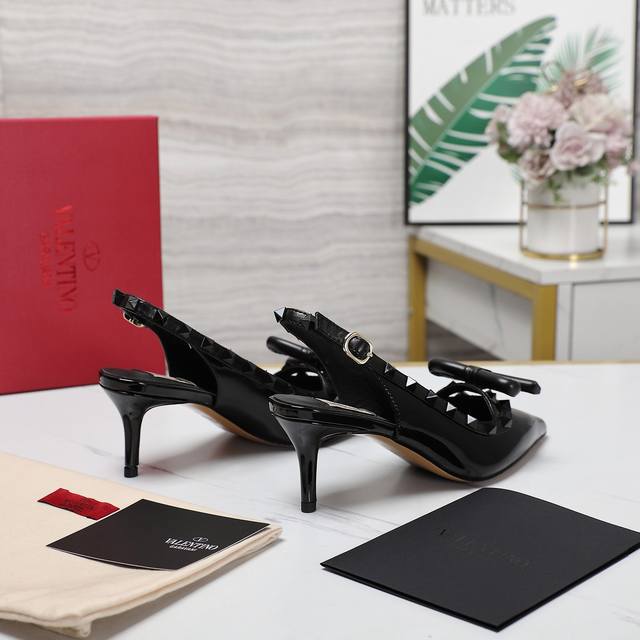 The highest version of Valentino, the new Valentino mid-heel rivet bow slingback