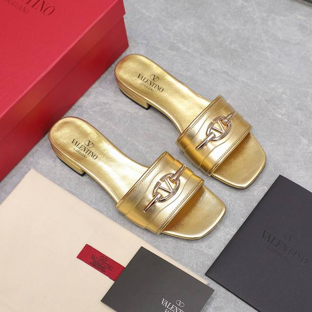 Early spring counter catwalk styles are updated simultaneously. Valentino flip f