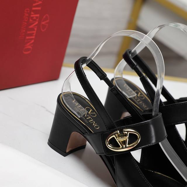 The highest version on the market Early spring counter catwalk style is updated