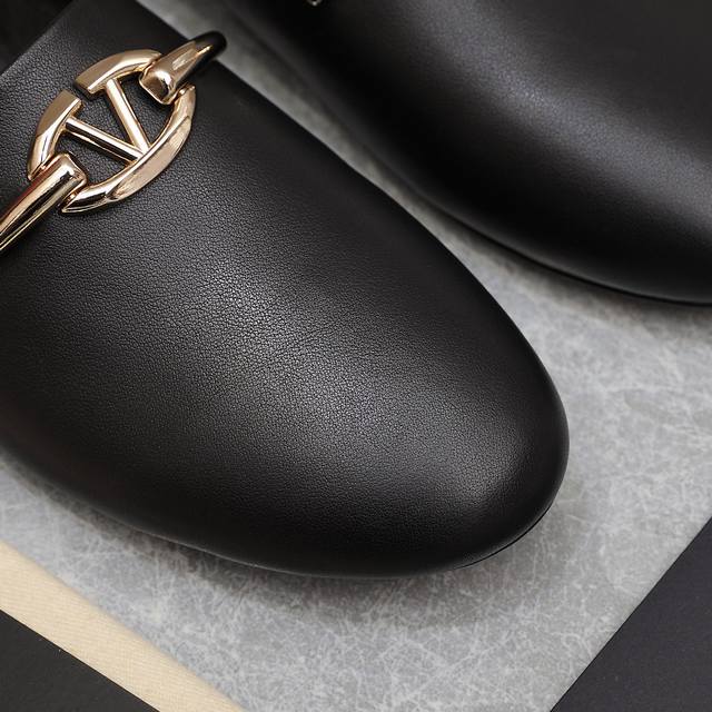 Valentino's new spring/summer women's slippers, with their unique V-shaped hardw