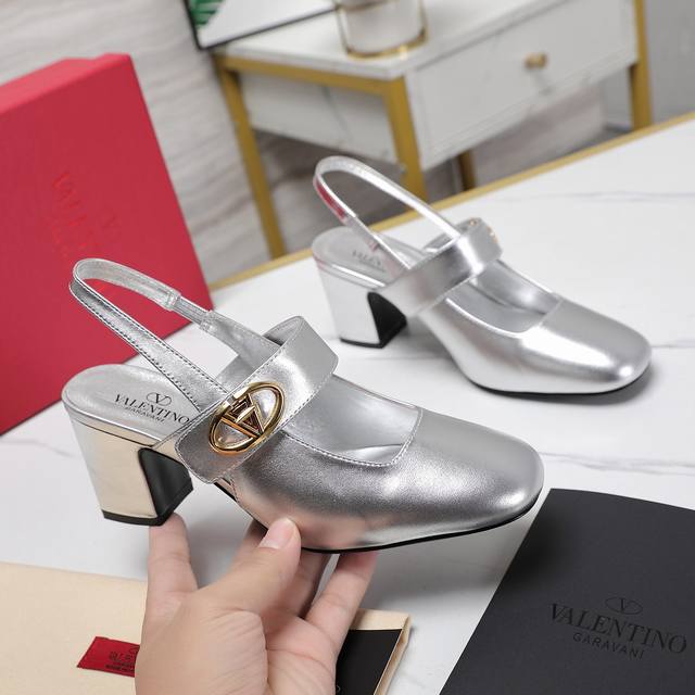 The highest version on the market Early Spring counter catwalk style is updated