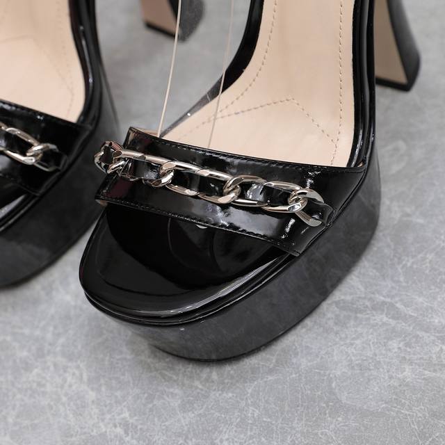 Miu Miu SS's latest runway fashion, rhinestone chain-embellished high heels DDD.