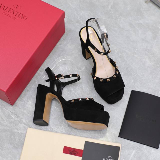 Top-tier Valentino riveted new model! SS's latest metal rivet wedge-heeled high