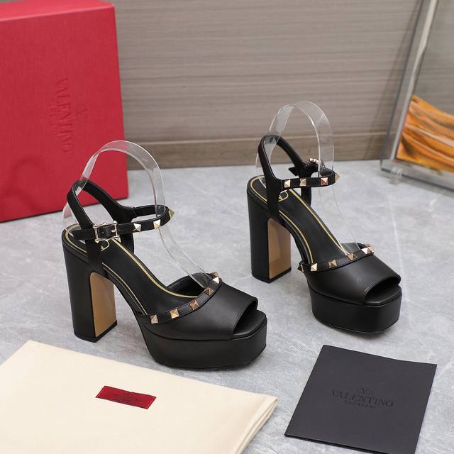 Top-tier Valentino riveted new model! DDD's latest metal rivet wedge-heeled high