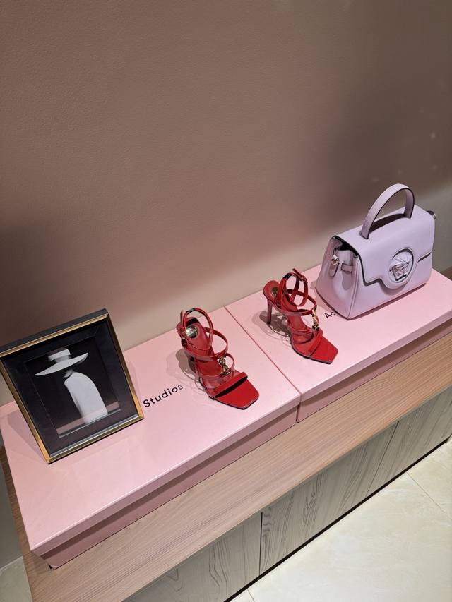 Agent-level Saint Lauren*Ysl classic high-heeled sandals. These sandals are a tr