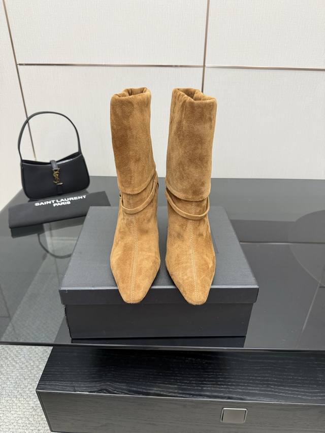 Exclusive Saint Laurent side-zip ankle boots! The latest fall/winter style! A ve