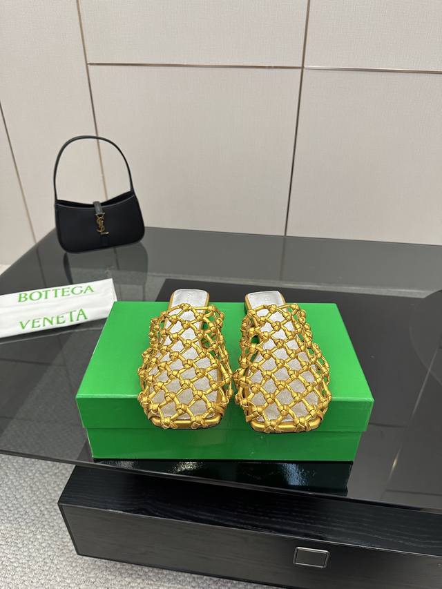 Bottega Venet* DDD's latest and most classic woven half-slippers have been spott