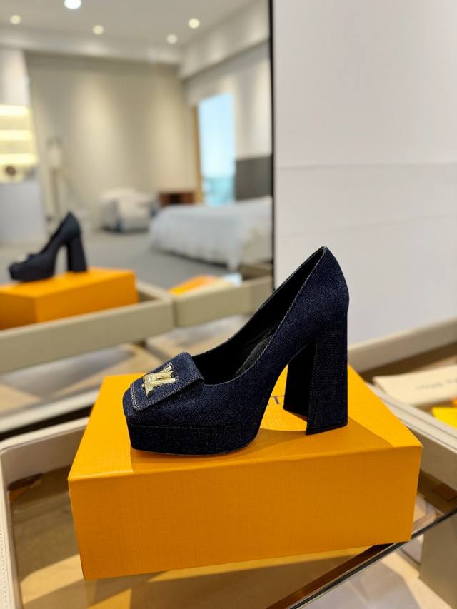 Price: Latest L's latest exclusive runway shoe, perfect last + waterproof platf