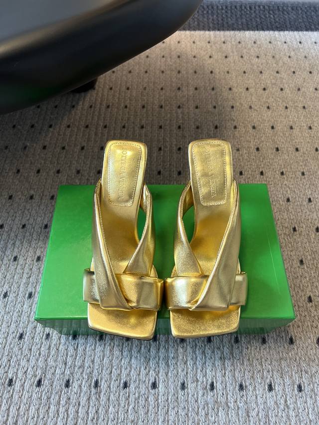Bottega Venet* Relaxed Mules DDD. The Bv Spring/Summer collection is stunning. E