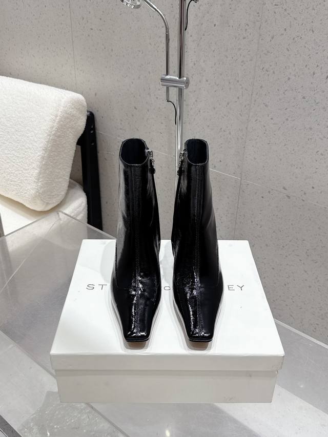 Stella Mccartney's new 25Ss minimalist leather ankle boots. These ultra-soft, co