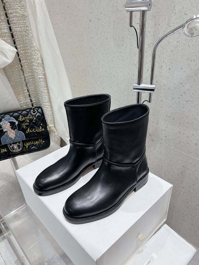 Factory Therow's new autumn and winter ankle boots have a sophisticated feel. A