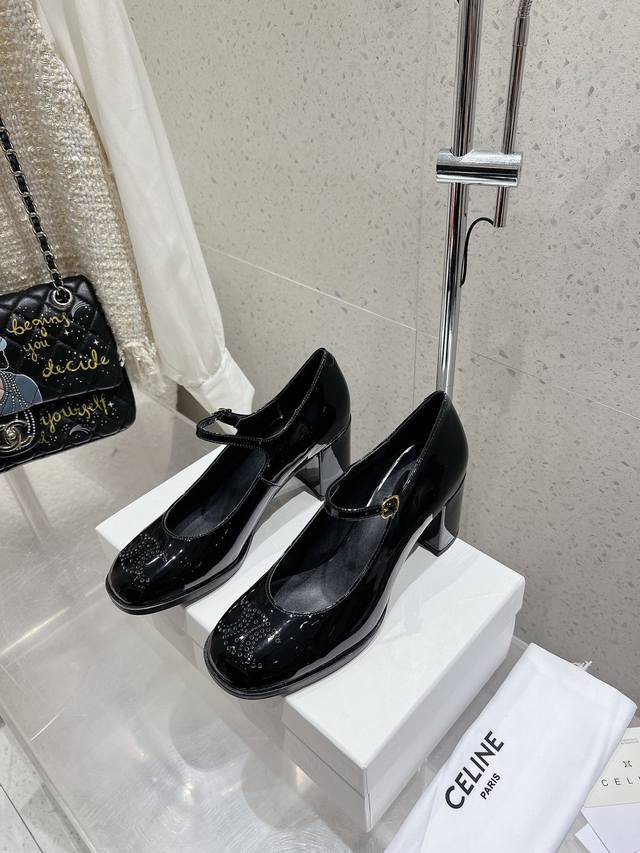 Celine's new early fall vintage round-toe Mary Jane high heels DDD. The chunky M