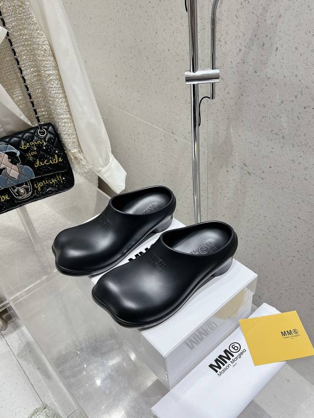 The new Maisonmargiela Mm6 rubber half-slippers are here! These super cute split