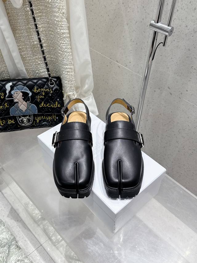 Maisom Margiela Mm6 classic split-toe sandals This super-hot item is a must-have