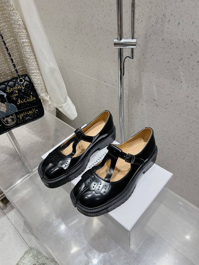 Maisom Margiela Mm6 classic split-toe loafers This super-hot item is a must-have