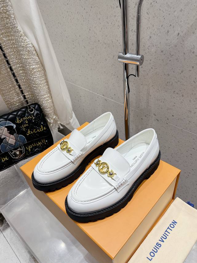 Lv Autumn and winter new chain embossed thick-soled loafers Upper: imported open