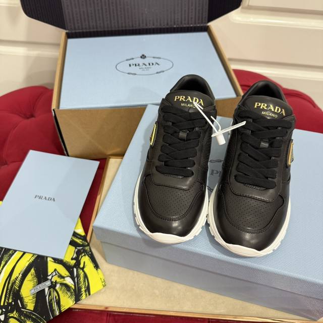 Dongguan-made * Thick-soled sneakers with a classic triangle logo are a height-e