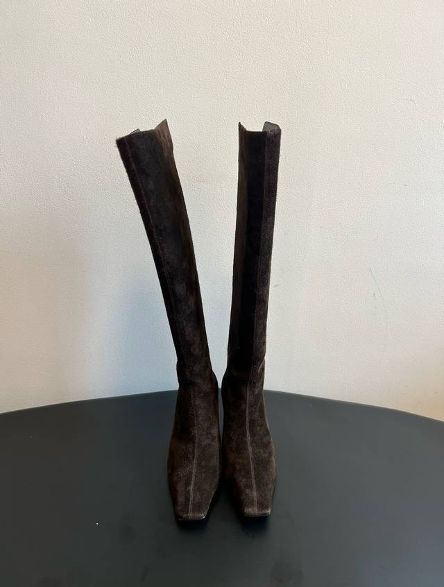 Top-quality Khait* 25Ss new square-toe boots, simple and versatile! The Khaite b