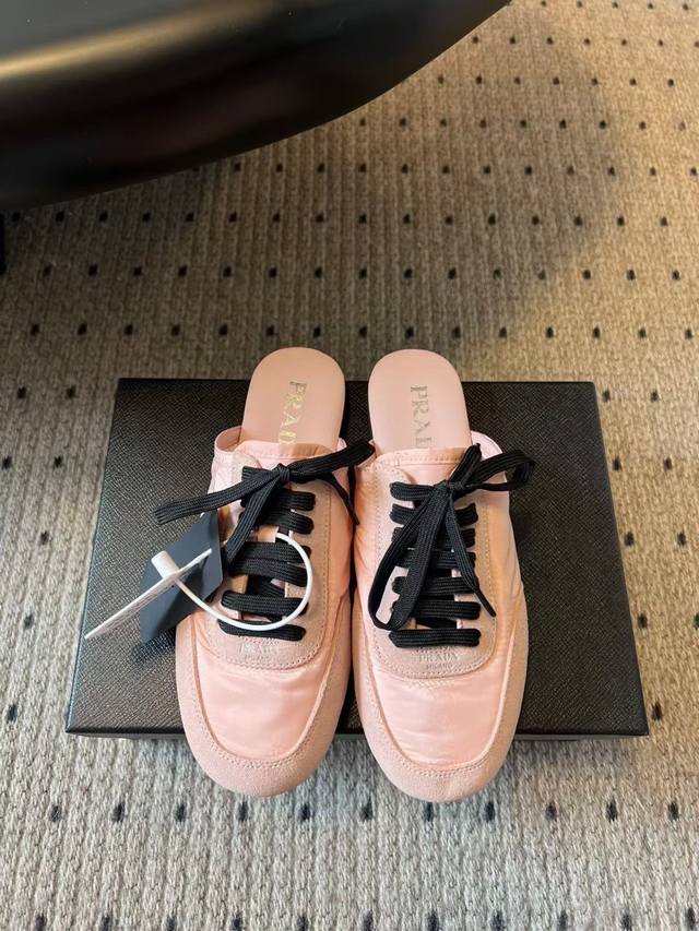 Top-quality Prada* Prada runway model with a lightweight, thin sole and new colo