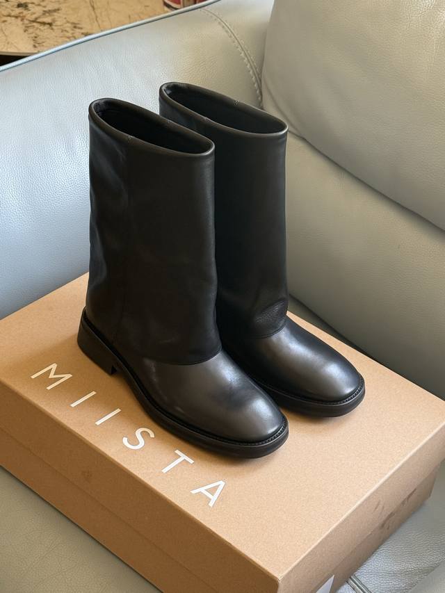 Top quality Ouyang Nana's Miista boots are often seen on her feet. The two style