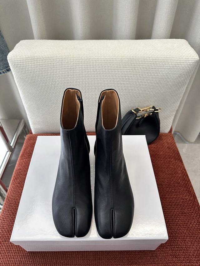 Dongguan-made * * Super popular Tabi lambskin split-toe ankle boots | Original p