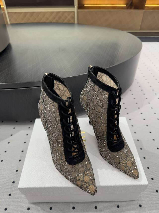 New arrival! Fabric: lace mesh Lining: sheepskin Sole: dyed cowhide Elegant sty