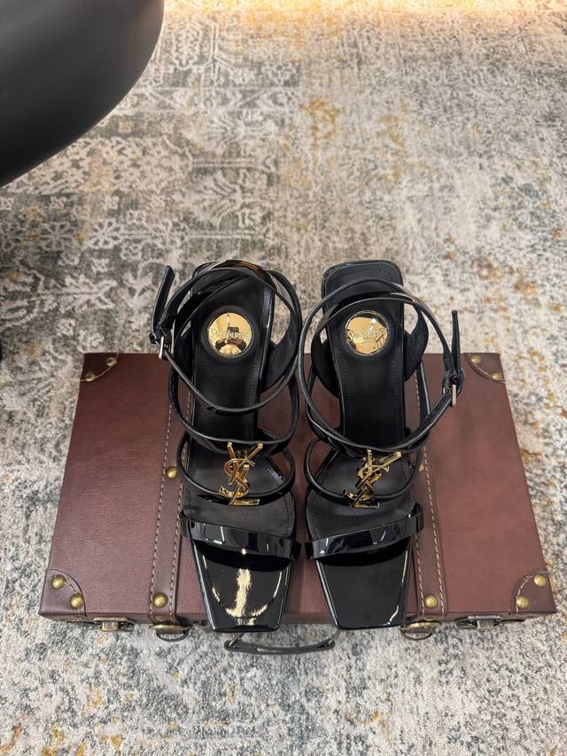 25 New arrivals! Who can resist YSL high heels? These are said to be incredibly
