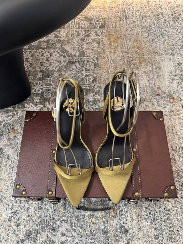 25 New arrival! Who can resist YSL high heels? They're so stunning and stunning!