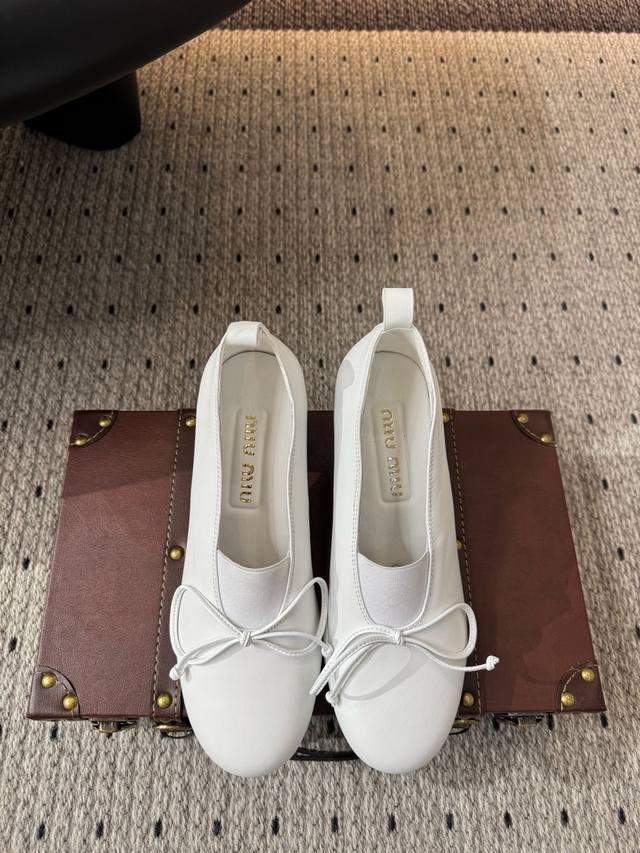 A sweet lady's endorsement Fabric: Sheepskin Lining: Sheepskin Sole: Cowhide Ele