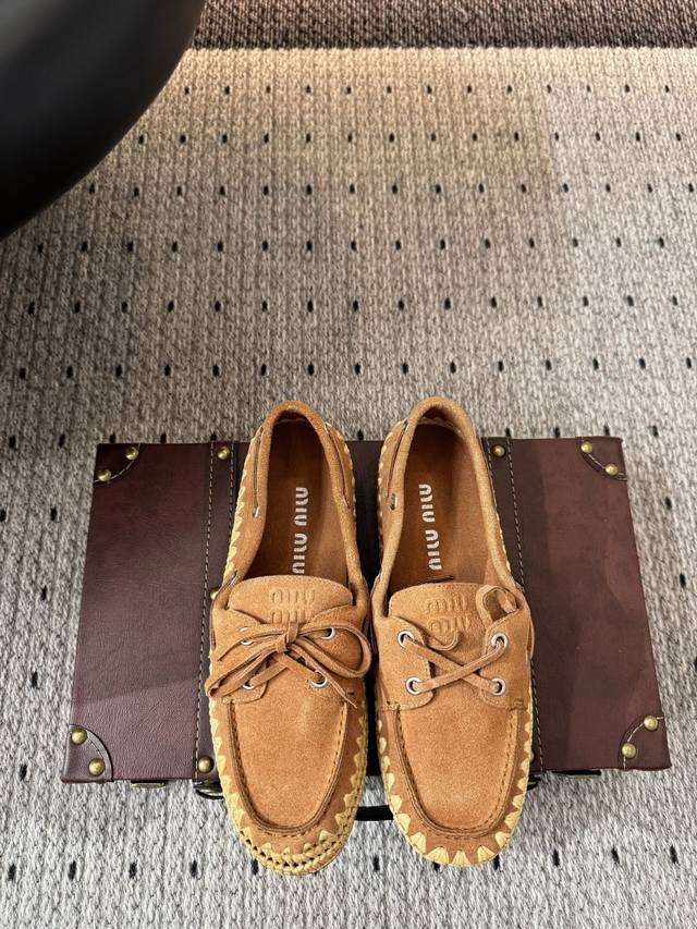 A sweet lady's endorsement Fabric: sheep suede Lining: sheep suede Rubber sole E