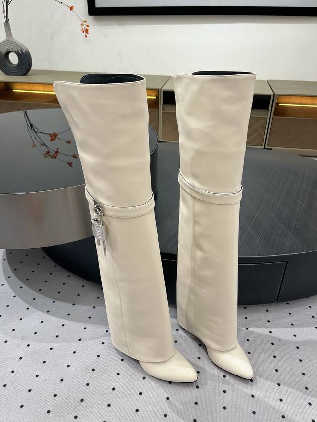 New fall/winter arrival, a hit across the fashion world, a favorite of influenc