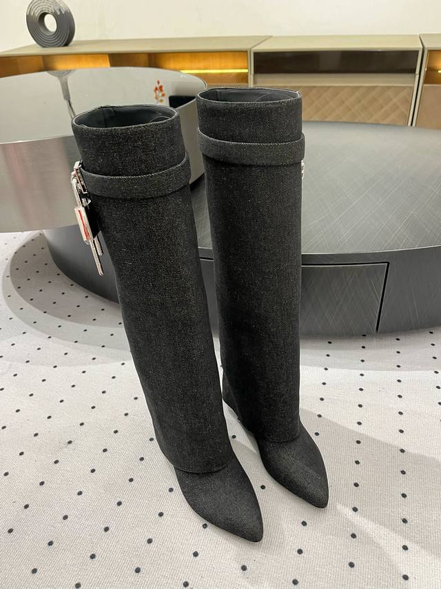 New fall/winter arrivals, a hit across the fashion world, a favorite of influen