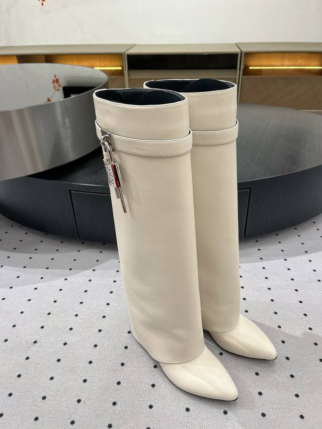 New fall/winter arrival, a hit across the fashion world, a favorite of influenc