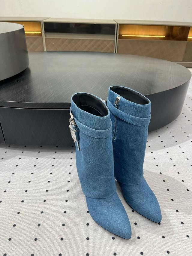 New fall/winter arrival, a hit across the fashion world, a favorite of influenc