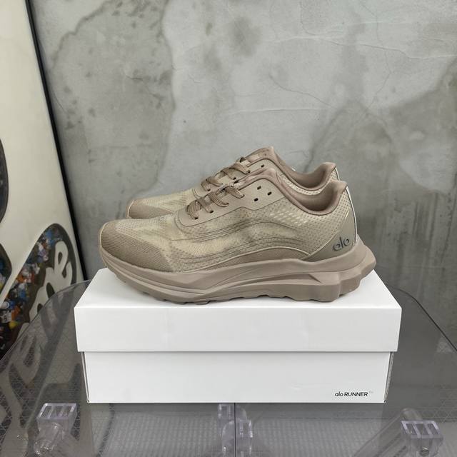 Alo Yoga Alo Runner comfortable and versatile breathable shock-absorbing low-top