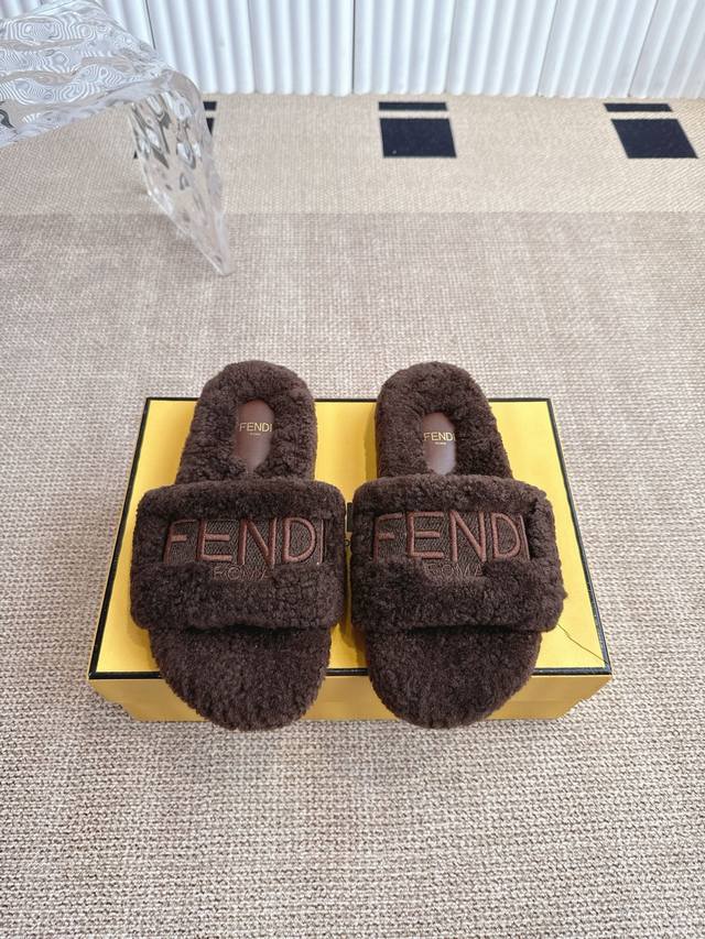Fendi 25Ss new furry slippers DDD. Fur slippers are a must-have for fall and win