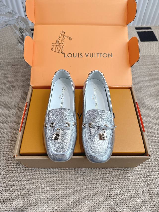 Louis Vuiton Flore Loafer The Flore loafer offers the relaxed elegance of graine