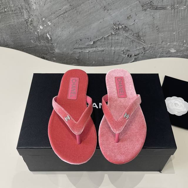 Chanel Flip-Flops Chanel's latest hit! Summer flip-flops, versatile and slimming