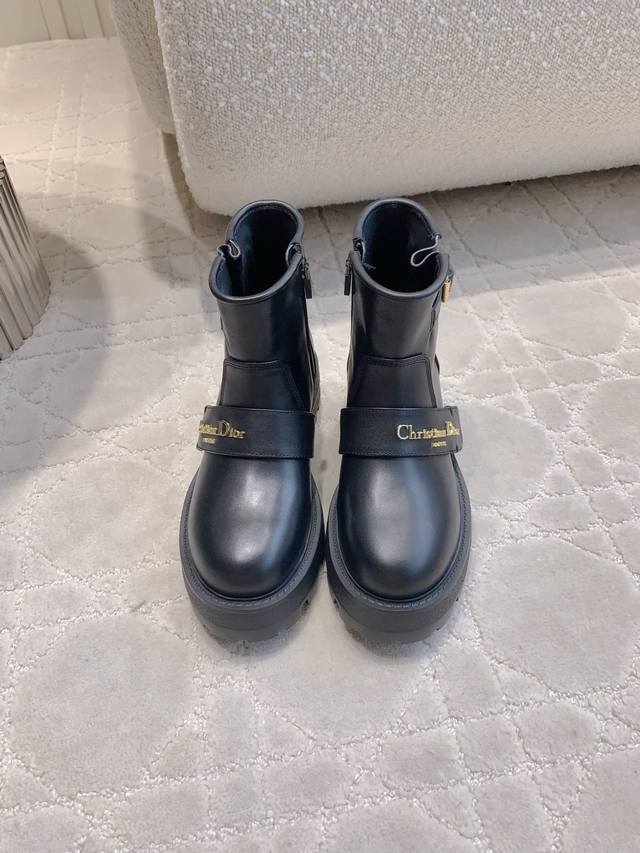Short boots and long boots Dio*'s new thick-soled boots are super slimming and