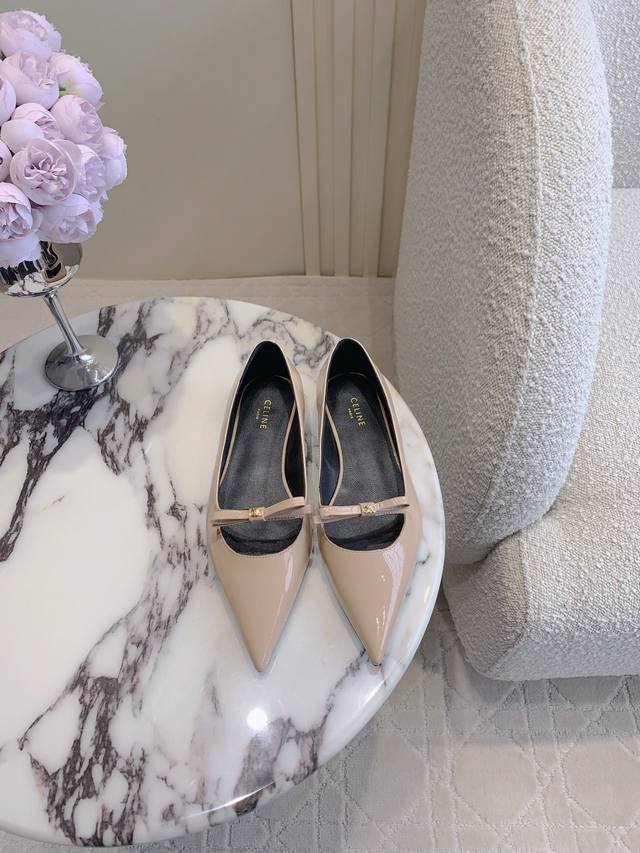 Cloth and leather Celin*'s new pointed-toe flats are incredibly beautiful this