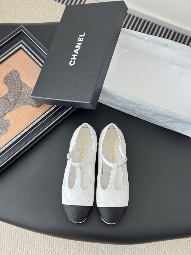 Chanel 25 new Mary Jane shoes Perfect with pants or skirts The small square toe