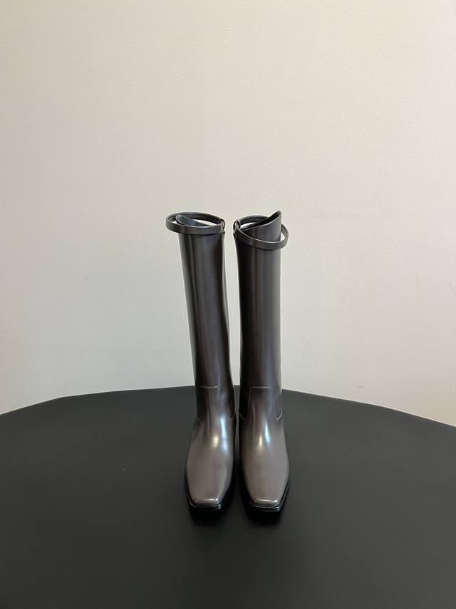Exclusive new color DDD. Exclusive heavyweight Toteme Aw's all-match square-toe