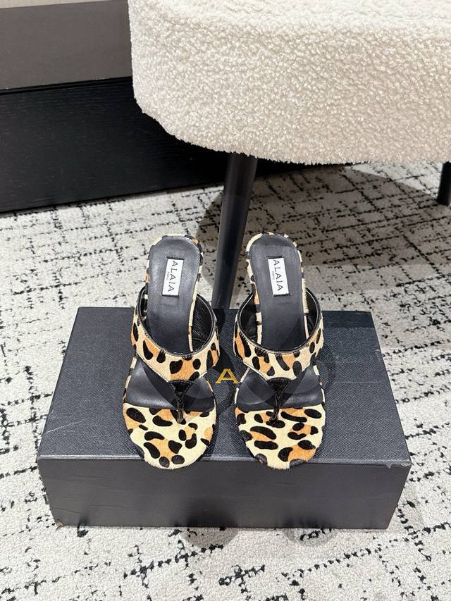 Alaia 25 new fall/winter Alaia flip-flops DDD. The ultra-chic design exudes a un